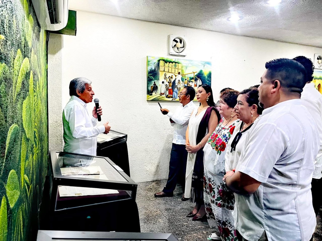 Asistentes al acto por el 81 aniversario del Archivo General del Estado de Yucatán