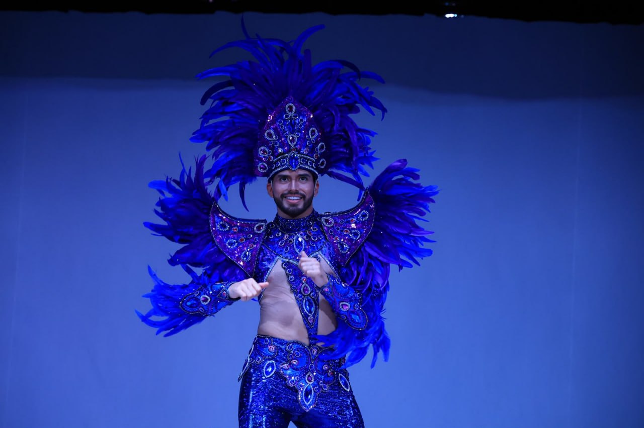 Rey del Carnaval en presentación sobre el escenario