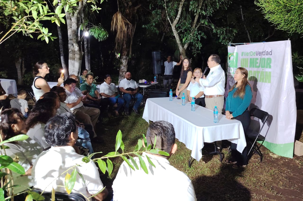Dirigencia y asistentes del Partido Verde durante el acto en Chicxulub Pueblo
