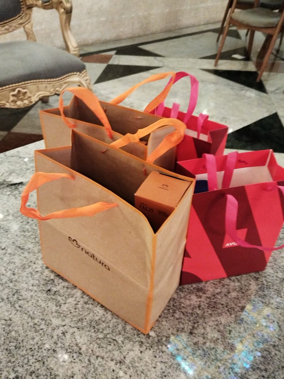 Bolsas de regalo de Natura y Avon entregadas en la rueda de prensa