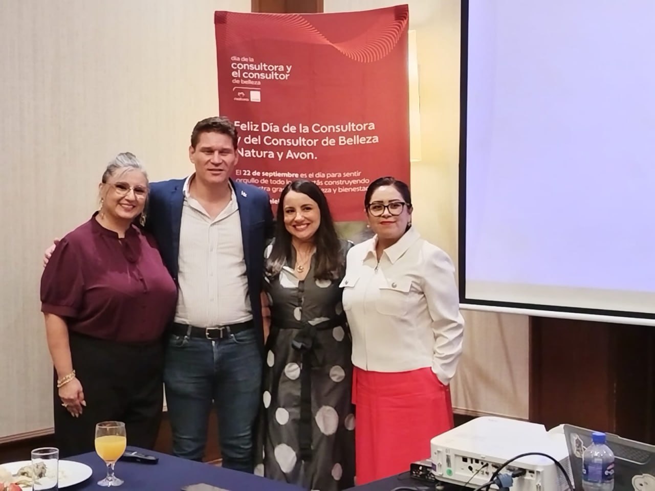 Presidenium de la rueda de prensa de Natura y Avon en el Hotel Fiesta Americana de Mérida
