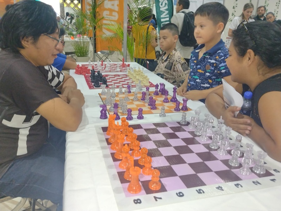 El ajedrez une a familias y generaciones en la Expo DIF Adulto Mayor