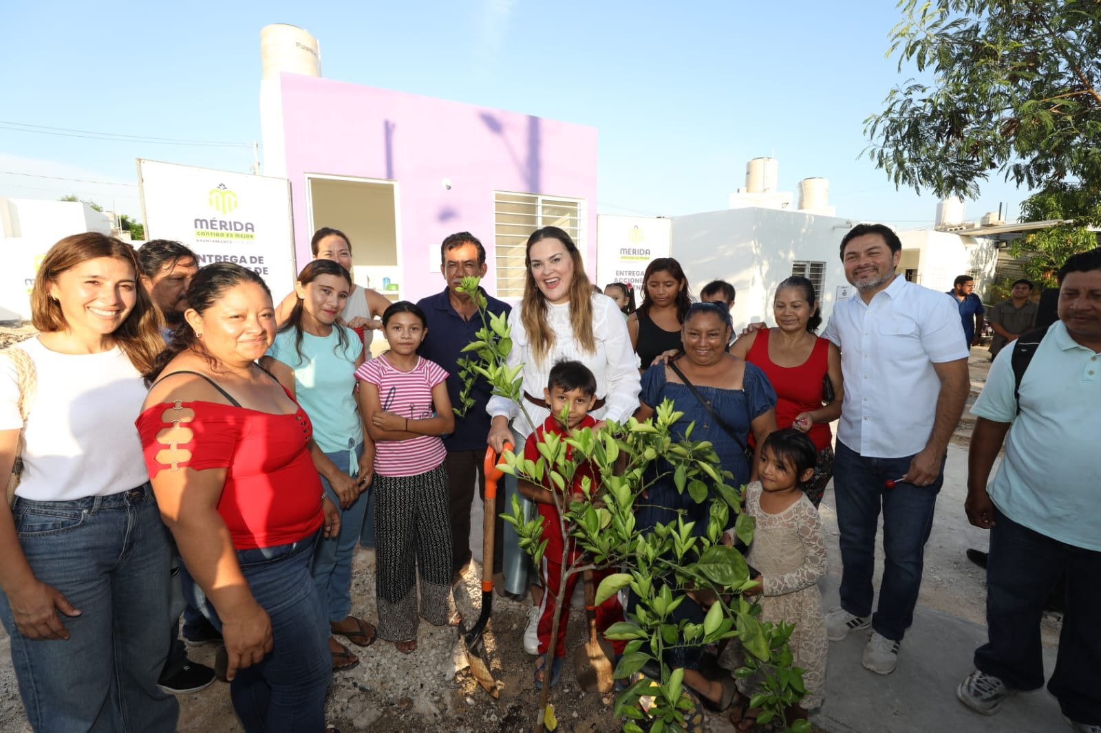 Familias de San Luis Sur Dzununcán reciben casas nuevas tras el incendio de hace casi tres meses