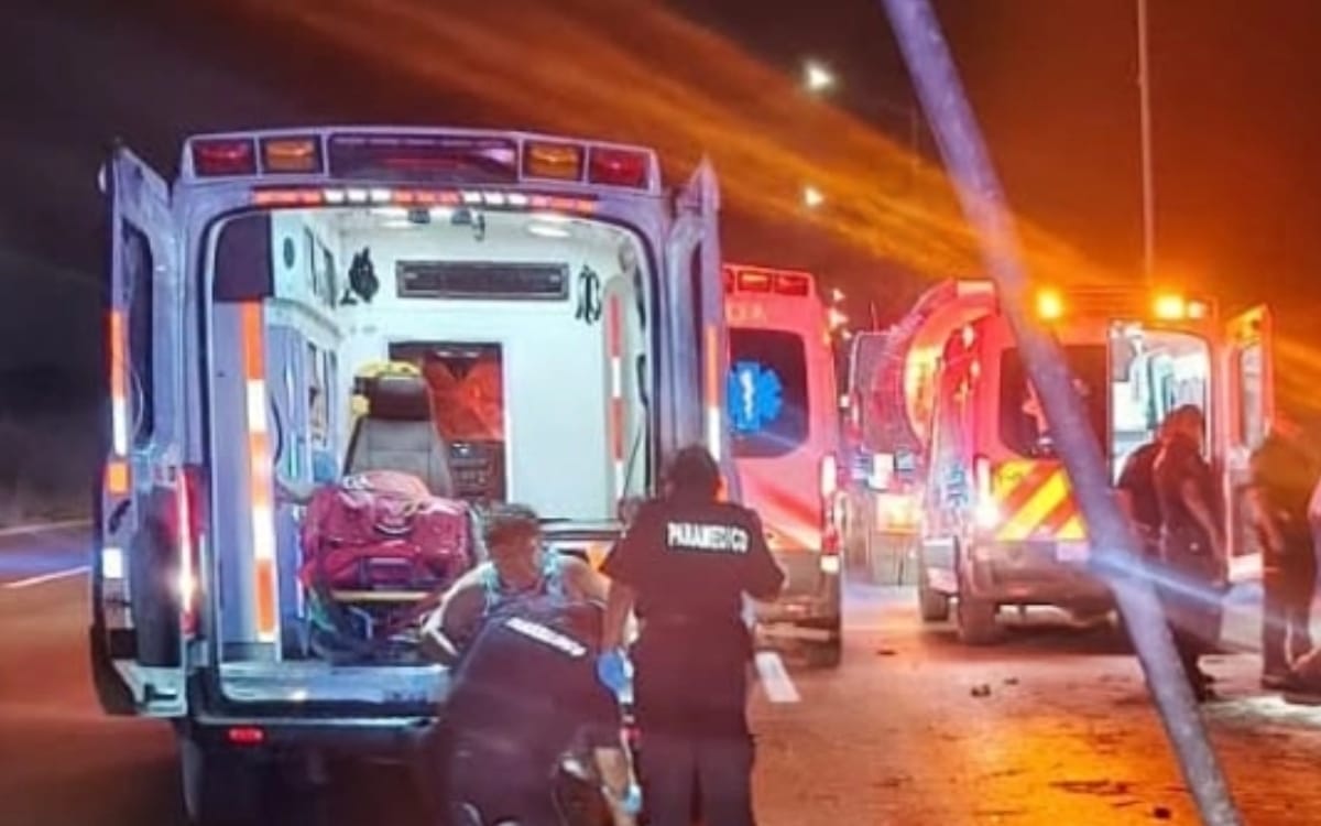 Fuerte accidente en la Mérida–Progreso: auto compacto se estampa contra poste y deja 5 heridos