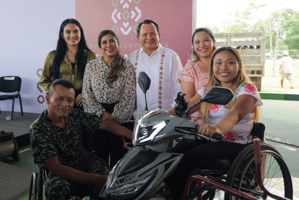 Gobierno entrega nueve motos adaptadas y 49 aparatos funcionales a personas de 11 municipios