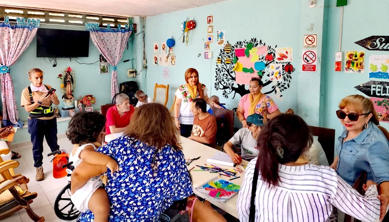 Luciérnagas Yucatán llevan pañales y cobertores a los 15 abuelitos del Albergue San Nicolás de Bari