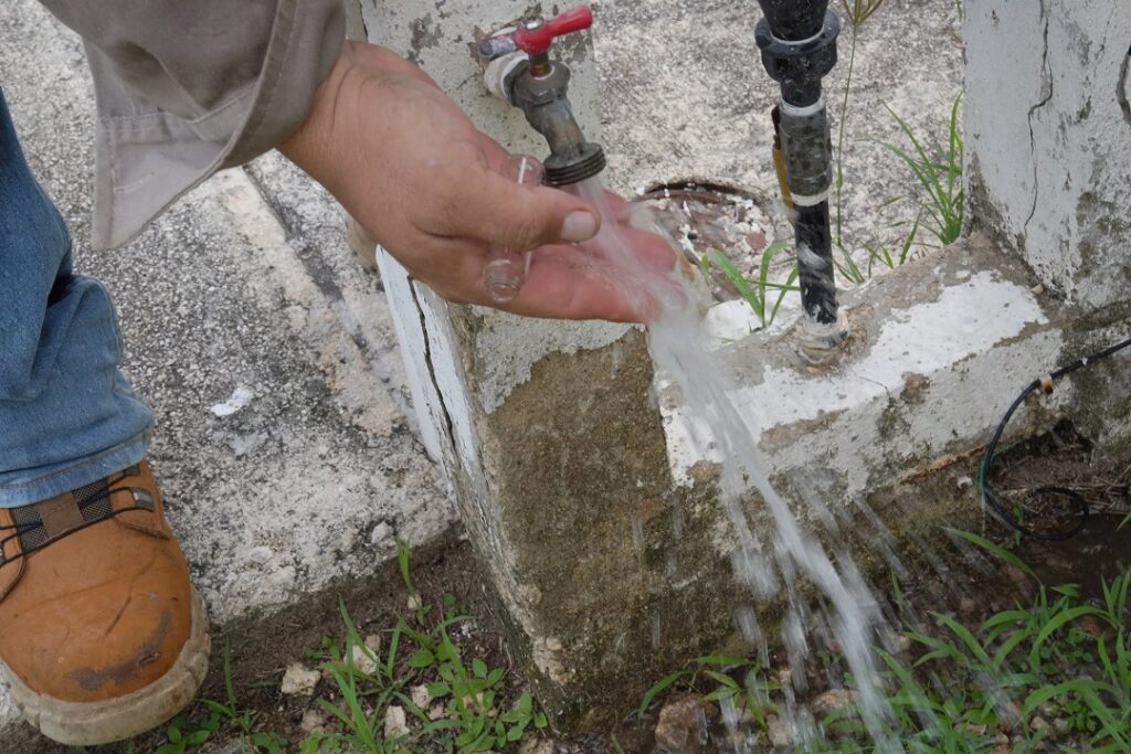 Sarro en tuberías reduce la presión del agua en hogares y comercios de Mérida