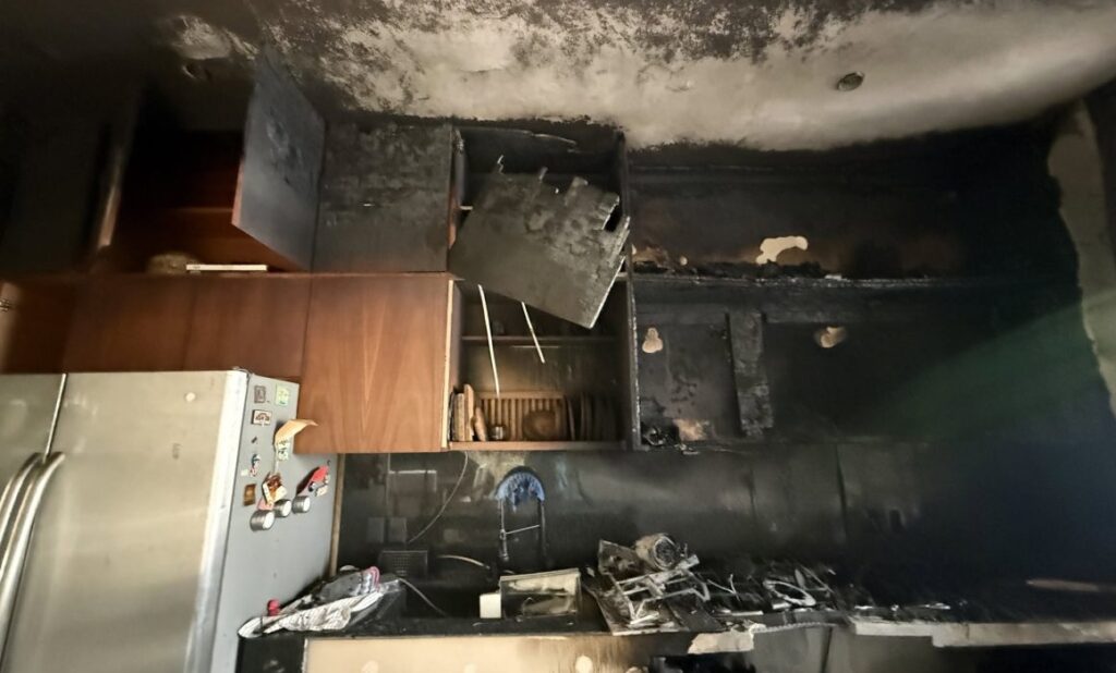 Vecina del Centro exige a CFE responder por incendio que dejó su casa inhabitable