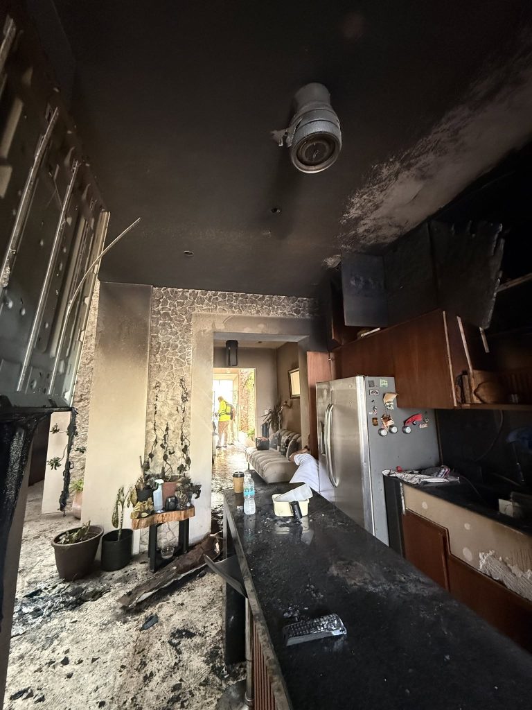 Vecina del Centro exige a CFE responder por incendio que dejó su casa inhabitable