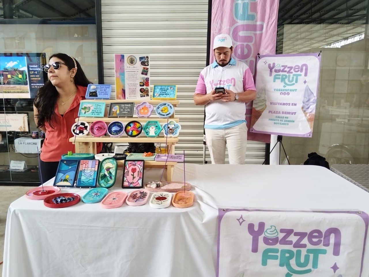 Puesto de Yozzen Frut con productos artesanales